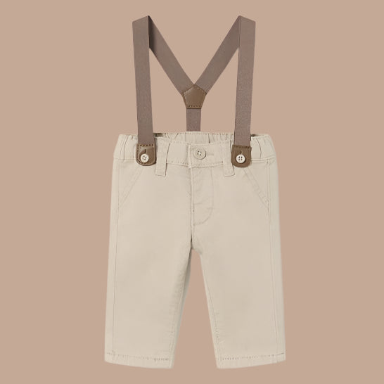 Beige chino-style suspender pants with an adjustable elastic waistband and removable suspenders, featuring functional pockets and tailored details.