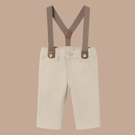 Beige chino-style suspender pants with an adjustable elastic waistband and removable suspenders, featuring functional pockets and tailored details.